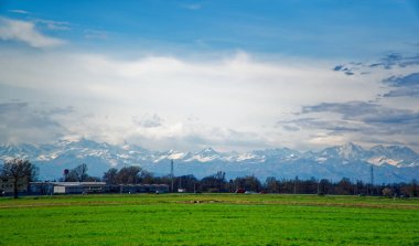 Alan mavi gökyüzü ve güneş ışını altında yeşil taze çimen.