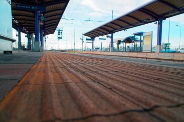 Boş tren istasyonu ve ıssız platformu.