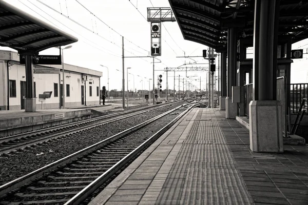 Stazione ferroviaria vuota, piattaforma deserta, trasporto pubblico — Foto Stock
