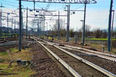 boş tren platformu üzerinde raylar kavramı.