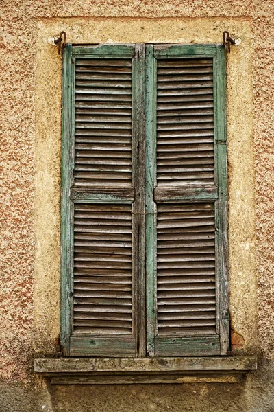 Oude venster met shutters, Italië-stijl. — Stockfoto