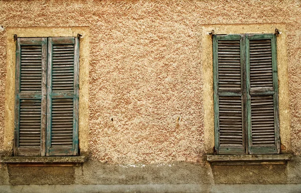 Oude venster met shutters, Italië-stijl. — Stockfoto