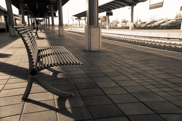 Leerer Bahnhof, eiserner Stuhl oder Bank im leeren Bahnsteig. — Stockfoto