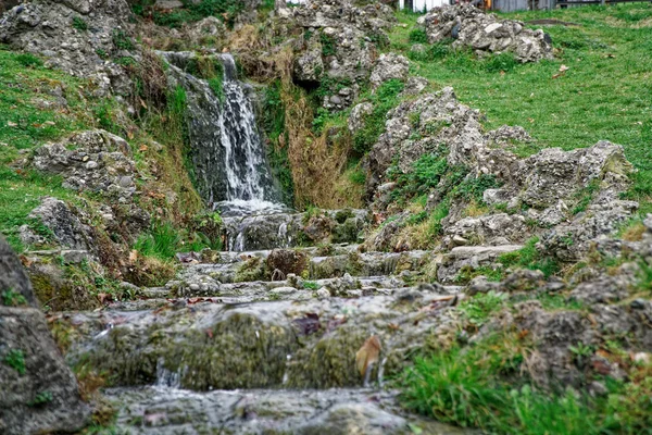 Flusso d'acqua che scorre, gocce d'acqua e riflessione — Foto Stock