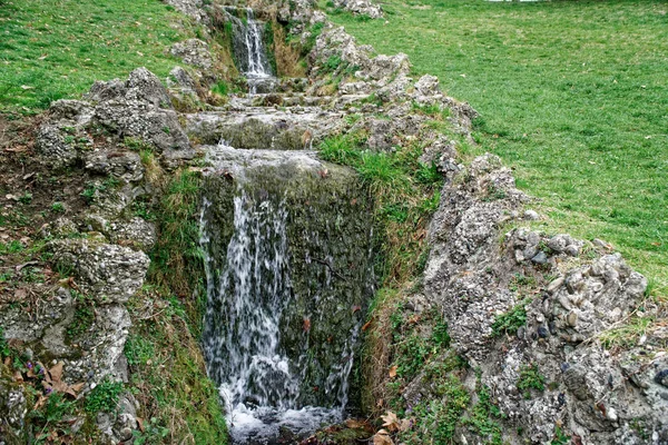 Flusso d'acqua che scorre, gocce d'acqua e riflessione — Foto Stock