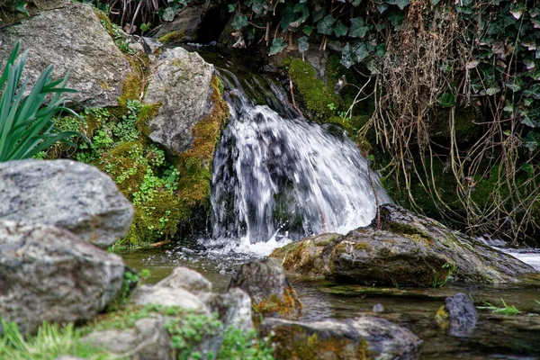 Fließendes Wasser, Wassertropfen und Reflexion — Stockfoto