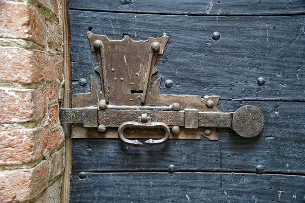 금속 손잡이와 녹슨 중세 볼트 오래 된 나무로 되는 문. — 스톡 사진