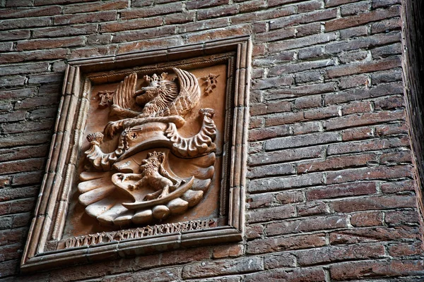 Esculturas medievales en la pared, edificio decorado con criaturas míticas . — Foto de Stock