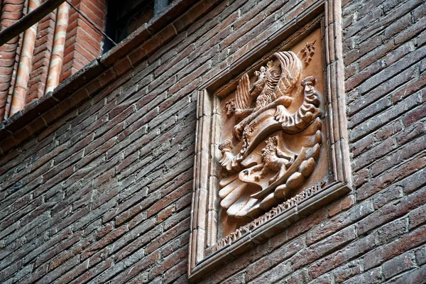 Esculturas medievales en la pared, edificio decorado con criaturas míticas . — Foto de Stock