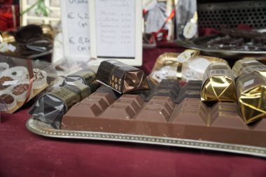 Çok fazla çikolata şekerleme, tatlı kahve arka plan.