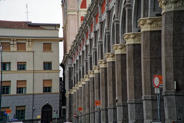 Torino, Włochy, 17.03.2019: fasada architektury budynku w zabytkowym centrum Turyn, Włochy — Zdjęcie stockowe