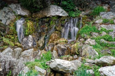 Akan su akışı, su damlaları ve yansıma