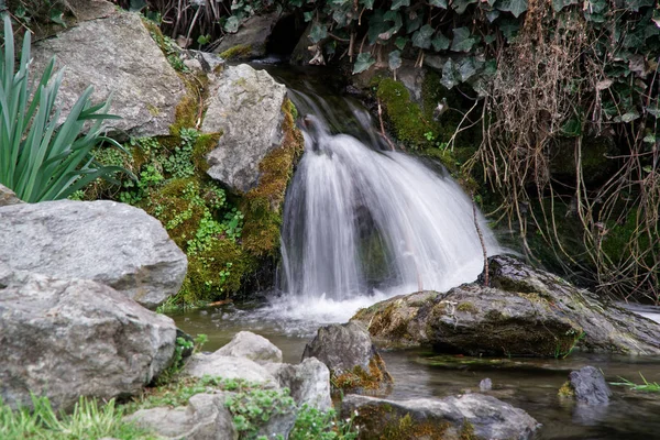 Stromend water stroom, waterdruppels en reflectie — Stockfoto