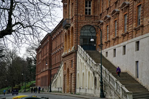 Torino, Italien, 17.03.2019: fasad av arkitektur byggnad i Turins historiska centrum, Italien — Stockfoto