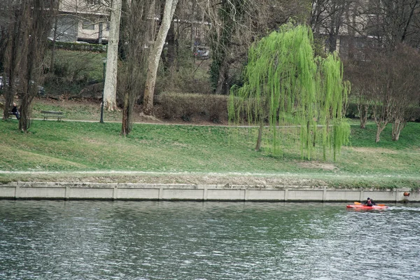 Torino, Italy, 17.03.2019: Man swims on a kayak on the river. — Stock Photo, Image