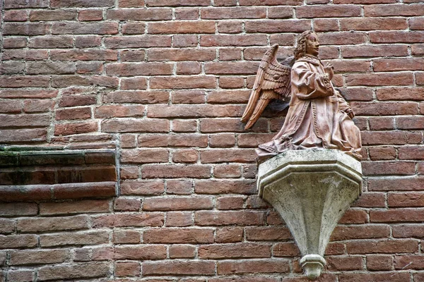 Esculturas medievales en la pared, edificio decorado con criaturas míticas . — Foto de Stock