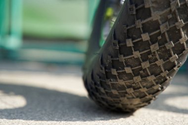 bisiklet lastikleri ve bisiklet tekerleği satır yakın yukarı tekerlek detay, Bisiklet konuştu.