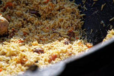 Tavuk ile kızarmış pirinç, hazırlanan ve Wok servis. Doğal sağlıklı gıda