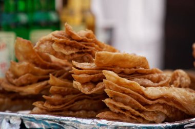 Bir satırda et ve Suluguni peynir çeşidi peyniri ile cheburek.