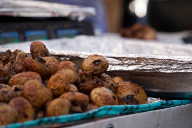 Kızarmış et topu, masada lezzetli et pirzola, sokak gıda