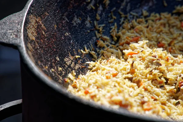 Smažená rýže s kuřecím masem, připravená a servírovávaná v wok. Přírodní zdravé potraviny — Stock fotografie