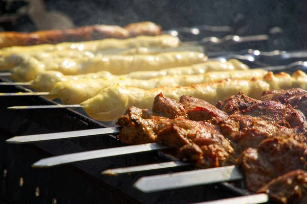 Grilovaná masa na grilu, tradiční pouliční jídlo — Stock fotografie