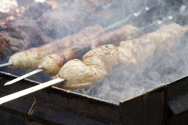 Grilovaná masa na grilu, tradiční pouliční jídlo — Stock fotografie