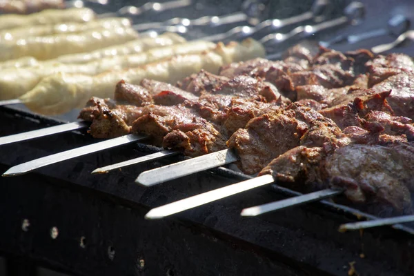 Grilovaná masa na grilu, tradiční pouliční jídlo — Stock fotografie