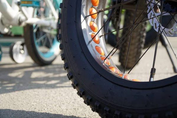 Roda de bicicleta em uma linha de detalhe de roda de close-up, bicicleta falou . — Fotografia de Stock