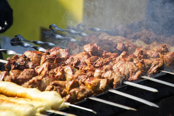 Κρέας μπάρμπεκιου στη σχάρα, παραδοσιακό φαγητό του δρόμου — Φωτογραφία Αρχείου