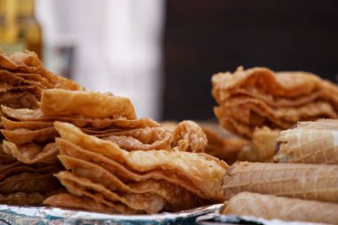 Bir satırda et ve Suluguni peynir çeşidi peyniri ile cheburek.