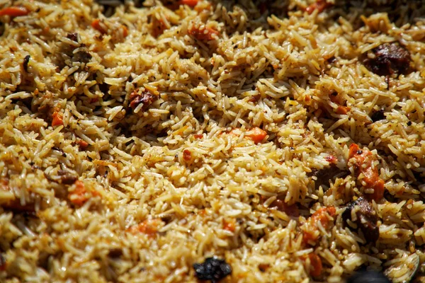 Tavuk ile kızarmış pirinç, hazırlanan ve Wok servis. Doğal sağlıklı gıda