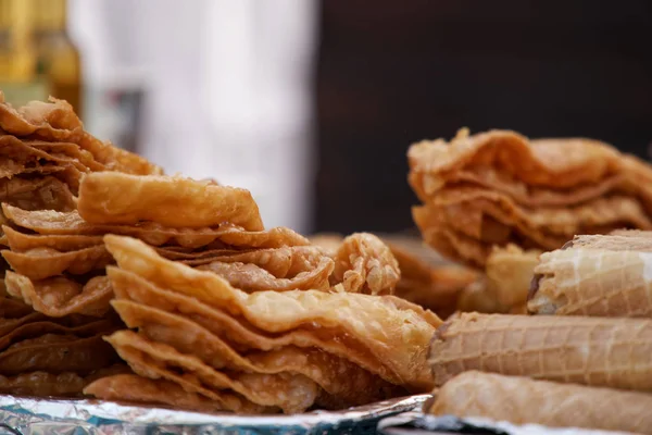 Чебурек с мясом и сыром Сулугуни подряд . — стоковое фото