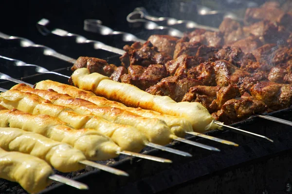 Grilovaná masa na grilu, tradiční pouliční jídlo — Stock fotografie