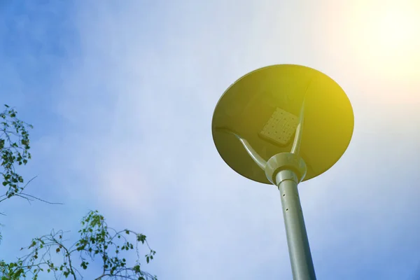 LED utcai fény ellen kék felhős ég — Stock Fotó