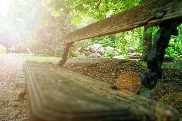 Oude houten bankje, plek om te ontspannen en meditatie. — Stockfoto