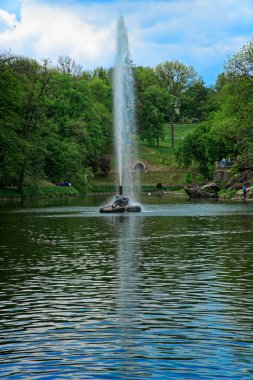 Yılan şeklinde, ağzı açık bir çeşme.