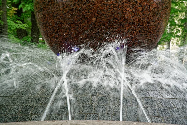 Corrente de água da fonte de granito . — Fotografia de Stock