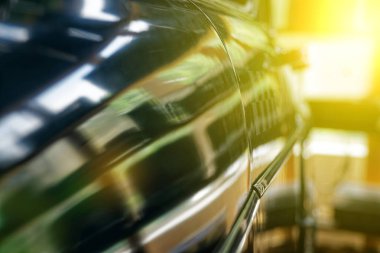 Parlak araba gövdesi ile ışık yansıma, güneşli tavşan üzerinde eski Vintage araba, iş konsept