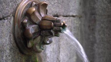 Kristal, saf ve parlak suyla kaynıyor. Düşük açı.