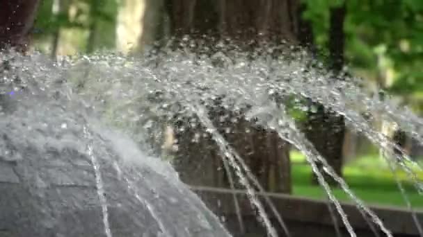 Fluxo de água da fonte de granito, 4k . — Vídeo de Stock