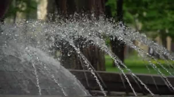 Wasserstrahl aus dem Granitbrunnen, 4k. — Stockvideo