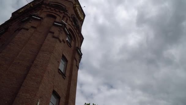 Torre antiga velha do tijolo vermelho, contra o céu nublado . — Vídeo de Stock