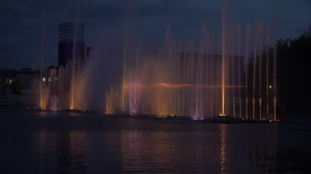 Kleurrijke water fonteinen met laser-en lichtreflectie over het meer — Stockvideo