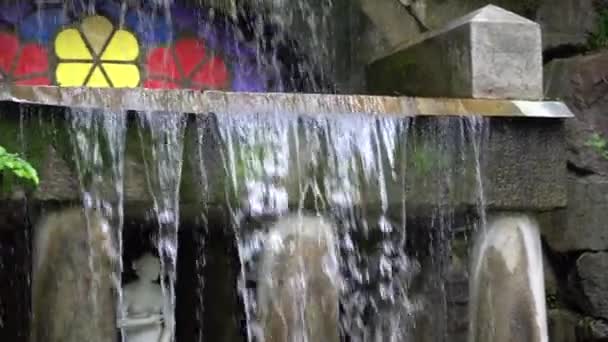 Καταρράκτης σε δημόσιο πάρκο, γρήγορη ροή νερού. — Αρχείο Βίντεο
