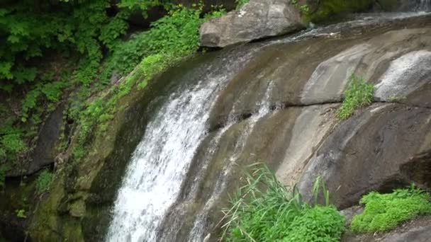 Vattenfall i allmän park, snabbt strömmande vatten. — Stockvideo