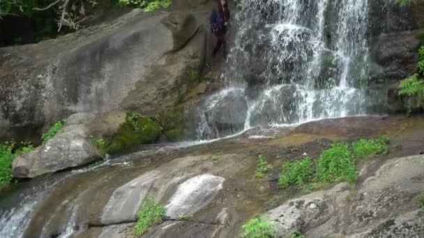 Cascada en el parque público, agua corriente rápida . — Vídeos de Stock