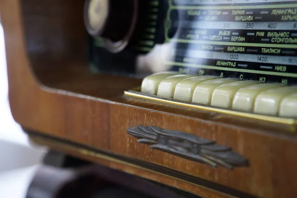 Vintage στυλ ραδιόφωνο σε ξύλινο κουτί και ύφασμα μπροστά — Φωτογραφία Αρχείου