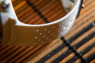 Ahşap masa üzerinde beyaz renkte spor izlemek, koşma ve fitness eğitimi için akıllı saat.