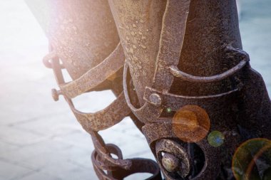 Sokakta paslı metal eleman, ayrıntılarıyla şekillendi. Grunge paslı metal dokusu. Metal dekorasyon kaba kirli yüzey.